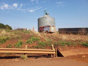 Bombeiros que atuam em resgate de trabalhador em silo solicitam helicóptero