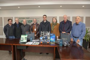 Sistema FAEP/SENAR-PR entrega equipamentos para melhoria da cadeia do leite