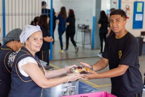 Arroz e feijão orgânicos: alimentação nas escolas está cada vez mais saudável