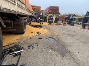Gravíssimo acidente entre caminhões e um carro deixa dois mortos e congestiona estrada