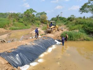 Medida emergencial contra a seca: represa é construída em igarapé