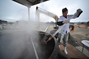 Feijoada gigante em panelão de 12 toneladas está entre as maiores do mundo