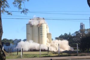 Implosão de estrutura de Companhia de Silos exigiu evacuação de moradores próximos