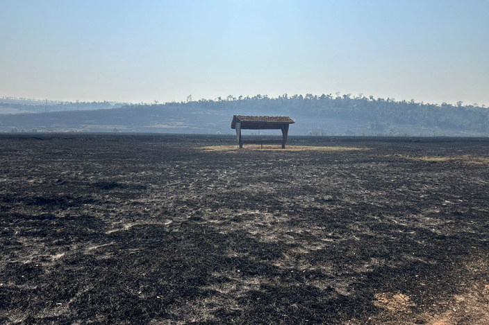 Incêndio gigantesco mobiliza força-tarefa e helicópteros