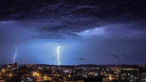Chuva rompe bloqueio e tempo migra do calor para o frio