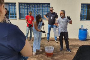 Para evitar despejo de óleo na rede de esgoto, receita de sabão