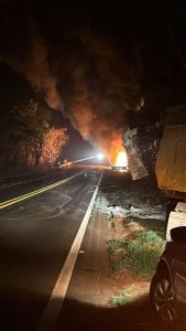Caminhão cai da Ponte do Piquiri e pega fogo