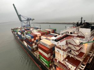 Porto recebe embarcação que equivale ao comprimento de três campos de futebol
