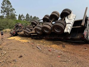 Pedestre é soterrado por grãos após tombamento de carreta