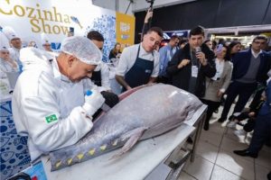 Corte de atum celebra abertura do IFC Brasil