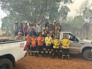 Bombeiros resgatam 16 brigadistas perdidos na mata