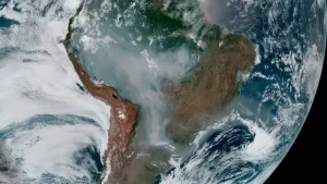 Fumaça de queimadas cobre enorme área do Brasil