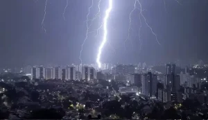Chuvas e tempestades no RS enquanto o resto do país torra no calor