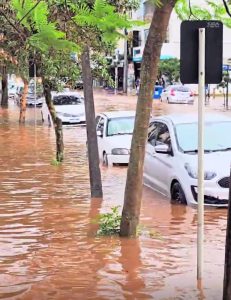 Chuva forte chega ao Paraná e provoca alagamentos