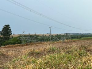 Rodovia é interditada por queda de torres de alta tensão