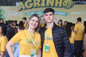 Professora veterana do Agrinho vive emoção de acompanhar o filho na festa de premiação