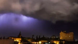 Atmosfera quente e úmida está instável e vai trazer chuva e temporais isolados