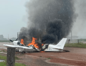 Avião que transportava cocaína cai em fazenda