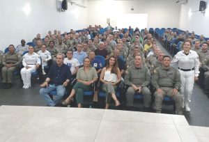 Policiais atingidos pela enchente recebem cartão presente de entidades do Agro