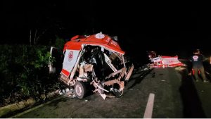 Acidente entre caminhão de leite e ambulância do Samu deixa 4 mortos