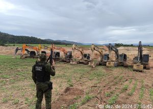 Polícia apreende 9 escavadeiras usadas em garimpo ilegal em propriedade rural
