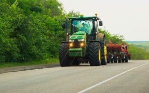 Contran regulamenta trânsito de tratores por rodovias
