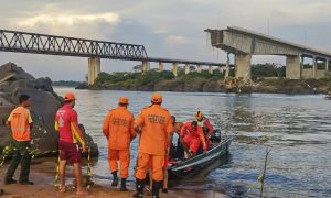 Risco de desabamento suspende buscas na ponte do Rio Tocantins