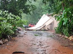 Nuvem funil deixa rastro de destruição em propriedades rurais