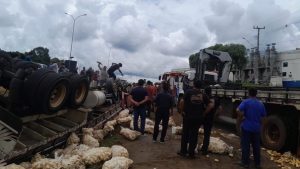 Motorista morre em tombamento de caminhão carregado com batatas
