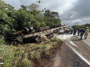 Após carreta com leite em pó tombar sobre veículo, causa do acidente está sendo investigada
