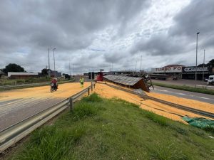 Caminhão tomba e carga fica espalhada no trevo Cataratas