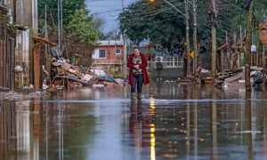 Ponte de contêineres é destruída pela correnteza