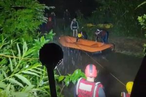 Bombeiros salvam 10 pessoas ilhadas em rio após cabeça d’água