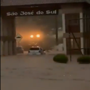Enchente e deslizamentos após tempestade de verão