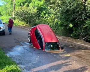 Buraco se abre no caminho e carro cai em cratera