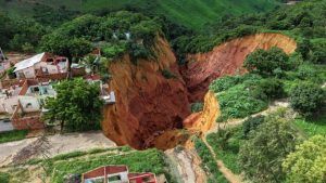 Calamidade: Cidade está sendo engolida por cratera