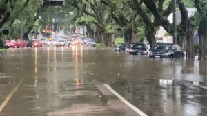 Alerta laranja: Curitiba enfrenta alagamentos