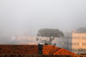 Neblina que baixa, sol que racha? Entenda como se formam os nevoeiros