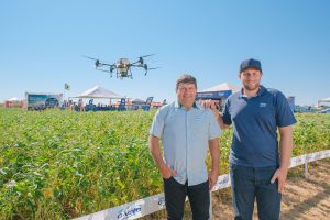 Pai e filho buscam conhecimento e tecnologia em Dia de Campo