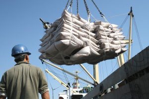 Mercados em queda, crise climática e impasse comercial com EUA geram incertezas