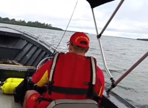 Buscas por jovem desaparecido durante torneio de pesca continuam