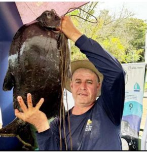 Vencedor de pesca no lago fisga peixe de 10kg