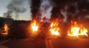 MST bloqueia BR-163 e pressiona governo