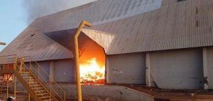 Fogo consome armazém de algodão