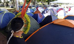 Indígenas acampam em Brasília contra marco temporal