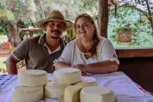 Casal troca cidade pelo campo e encontra oportunidade nos queijos