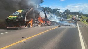 Acidentes graves interditam rodovias importantes no Paraná