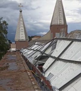Ventos superam 84 km/h e igreja teve telhado arrancado