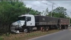 Acidente entre ônibus com funcionários de frigorífico e caminhão carregado com trigo deixa um morto