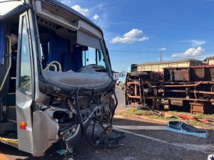 Colisão entre ônibus e caminhão boiadeiro mobiliza resgate aéreo